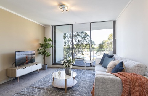 Wolli Creek Apartment | Stylish apartment minutes from city and airport