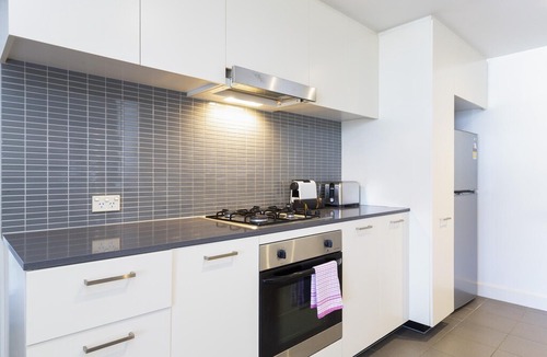 Wolli Creek Apartment | Stylish apartment minutes from city and airport