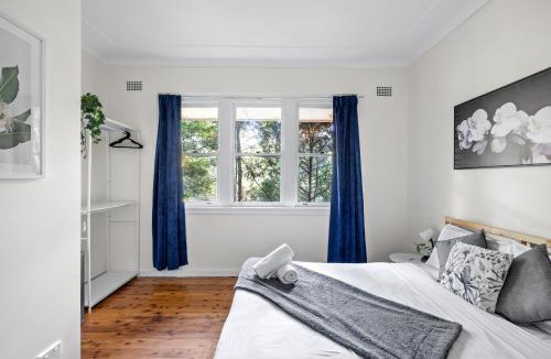 Killara House | Stylish Double Room - Seconds to Transport & Shops - Shared Bathroom