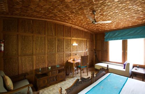Dal Lake Boat Rental | Sukoon Houseboat Dal Lake