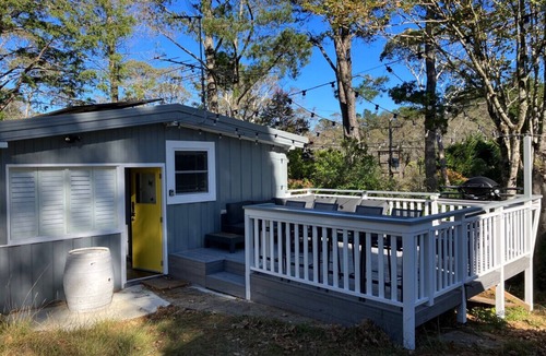 Wentworth Falls Cabin | Sunflower - Cozy Cabin, Lake, Pet & Family Friendly