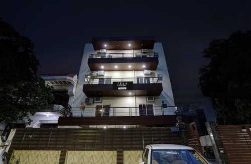 Noida House | Super Collection O Sector 55 Noida