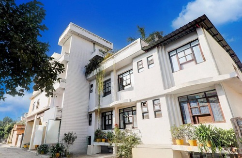 Indira Nagar House | Super Deluxe Room Munshipuliya Vibrant