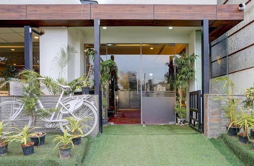 Bengaluru House | Super Deluxe RoomBlue Diamond Luxury stay