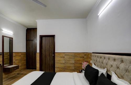 Sector D Hotel | Super Hotel O POONAM VILLA