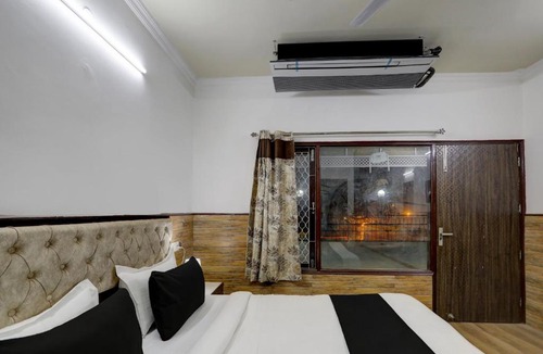 Sector D Hotel | Super Hotel O POONAM VILLA