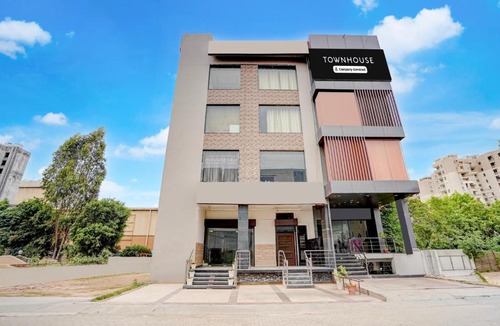 Zirakpur Hotel | Super Townhouse by OYO Cosmo Mall Zirakpur Formerly R K Residency