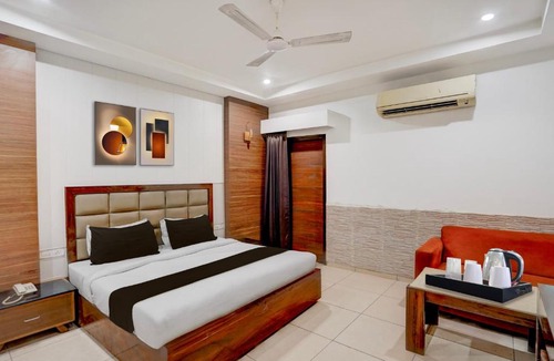 Zirakpur Hotel | Super Townhouse by OYO Zirakpur Bus Stand Formerly Hotel Citi Inn