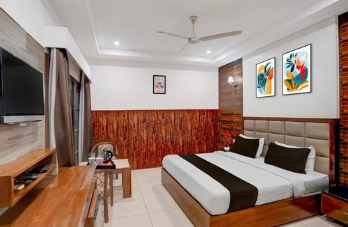 Zirakpur Hotel | Super Townhouse by OYO Zirakpur Bus Stand Formerly Hotel Citi Inn