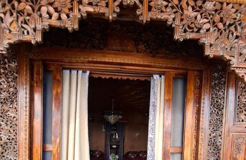 Nagin Bagh Hotel | Swift houseboats