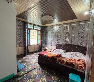 Gulmarg House | Tajamul Asad guest house and homestay