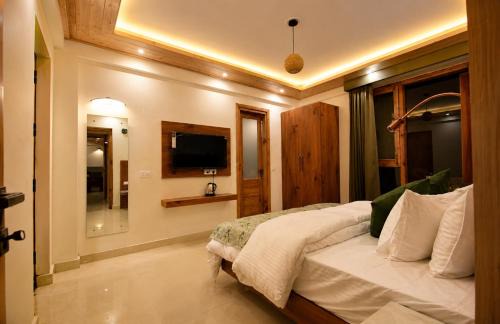 Manali Hotel | The Alpine Escape, Manali - A Beautiful Cottage in Cloud's