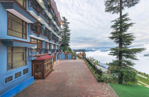Fagu Apartment | The Ayur Estate Kufri l Lift l Power Backup l Pure Veg l Multi Cuisine Restaurant l Free Parking l By Exotic Stays