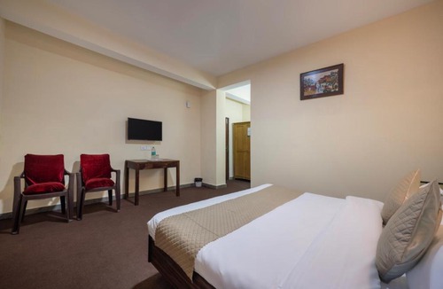 Kufri Hotel | The Ayur Estate Kufri Shimla l Lift l Multi Cuisine Restaurant l Free Parking l By Exotic Stays