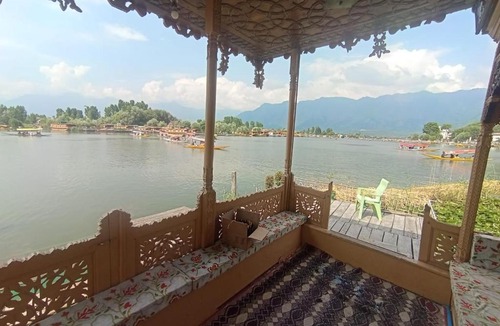 Dal Lake Bed & Breakfast | THE Bombay Group of House Boat