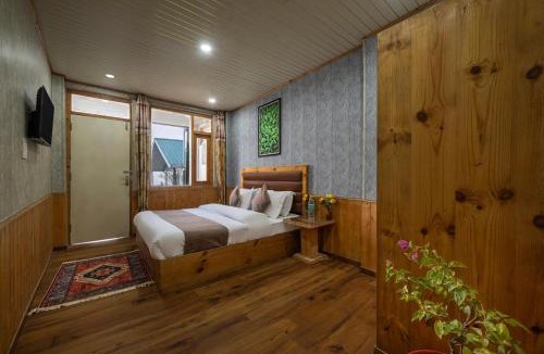 Fagu Apartment | The Cedar Peak Retreat l Restaurant and Cafe l Forest Treks l Kufri by Exotic Stays