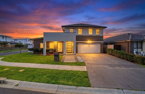 Gledswood Hills House | The Gledswood Retreat | Stylish 3BR Stay with Space & Privacy
