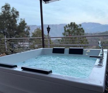 Dharampur Apartment | The Himalayan Mansion I Jacuzzi I Pet friendly & Serviced Villa I Open Air Lawn I Bonfire Available I Kasauli By Exotic Stays