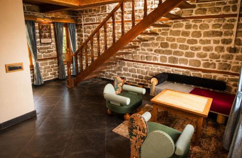 Naukuchiyatal Hotel | The Lake Heritage - Luxury & Lake View