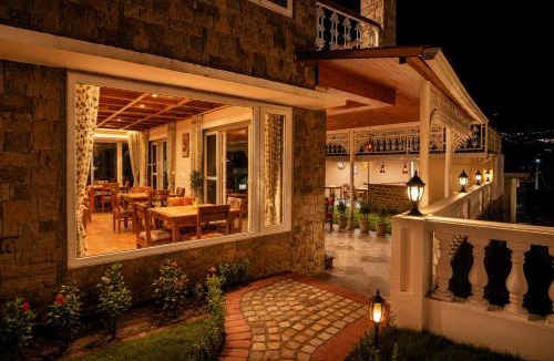 Naukuchiyatal Hotel | The Lake Heritage - Luxury & Lake View