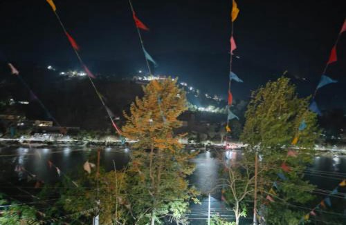 Bhimtal Hotel | The lake house by lake & woods