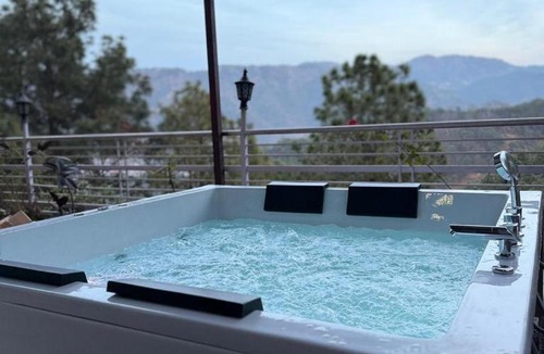 Dharampur Apartment | The Maharaja Retreat I Jacuzzi I Vacations l Pet friendly & 3 Bedroom Villa I Family Events I Sky Bonfire I Kasauli By Exotic Stays