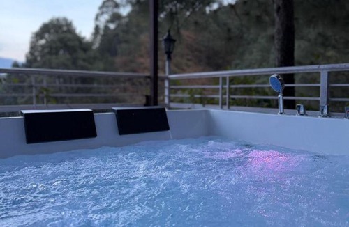 Dharampur Apartment | The Maharaja Retreat I Jacuzzi I Vacations l Pet friendly & 3 Bedroom Villa I Family Events I Sky Bonfire I Kasauli By Exotic Stays