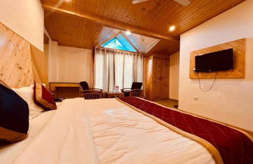 Aleo Apartment | The Manali Castle cottage - A Luxury Stay With Mountain Views, Parking & Garden