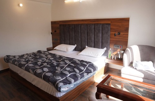 Mallital Hotel | The Oak & Lake View Resort
