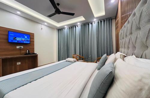 The Mall Road Hotel | The Oakleaf Retreat - A Near Mall Road With Parking