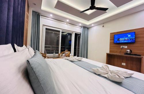 The Mall Road Hotel | The Oakleaf Retreat - A Near Mall Road With Parking