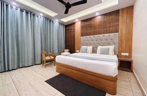 The Mall Road Hotel | The Oakleaf Retreat - A Near Mall Road With Parking