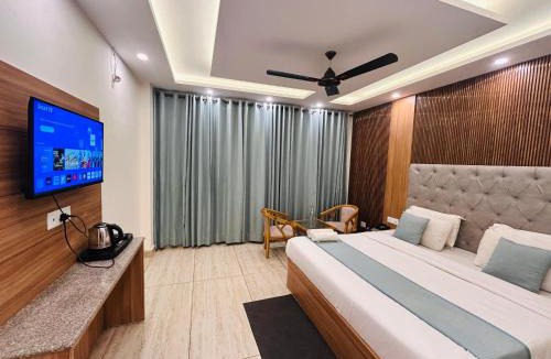 The Mall Road Hotel | The Oakleaf Retreat - A Near Mall Road With Parking