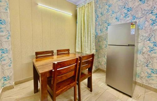 Sainik Farm House | The Raveesh E24 - 2BHK Serviced Apartment