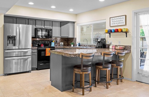 North Mountain House | The Rusty Cactus | Heated Salt Pool, Spa, & More!