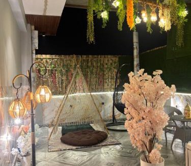 Sushant Lok Apartment | The terrace affair studio with jacuzzi