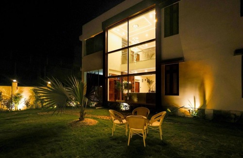 Varanasi Villa | The Wayne Manor - Luxury 6BHK Villa with Lawn