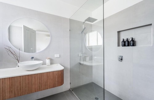 Brooklyn House | The Westside Base - Spacious Home & Separate Cabin