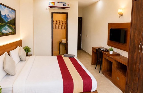 Sector 39 House | "The White Casa"- Sector 39 Near Medanta Medicity