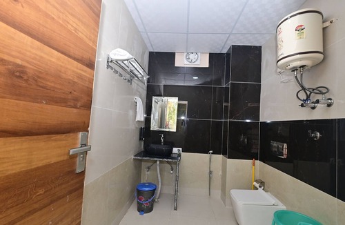 Lansdowne Hotel | The White Rain Hotel
