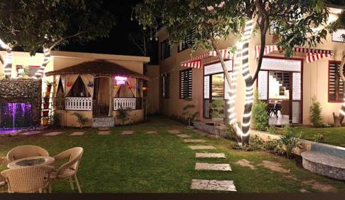 Bail Parao Hotel | The woods by lake & woods