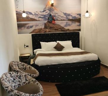 Bail Parao Hotel | The woods by lake & woods