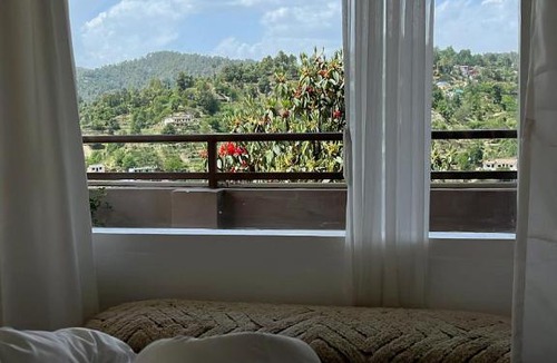 Kaul Hotel | THHPSOCIETY - Exstacy stays & cafe - Your Romantic & Cozy Getaway - Mountain view , Hot tub , Parking - MUKTESHWAR