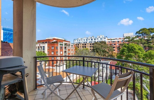 Darling Harbour Apartment | Thriving city location, dining hub near CBD
