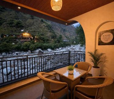 Banjar Apartment | Tiraya Luxury Riverside Hotel & Café