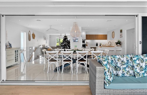Toukley House | Toukley Waterfront Holiday Home perfect for mutligenerational families,Sleeps 14