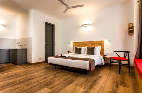 Chittaranjan Hotel | Townhouse CR Park Near Lotus Temple