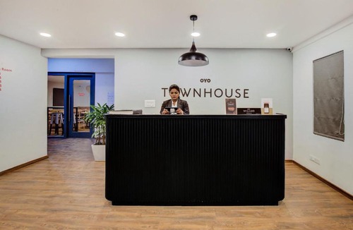 Chittaranjan Hotel | Townhouse CR Park Near Lotus Temple