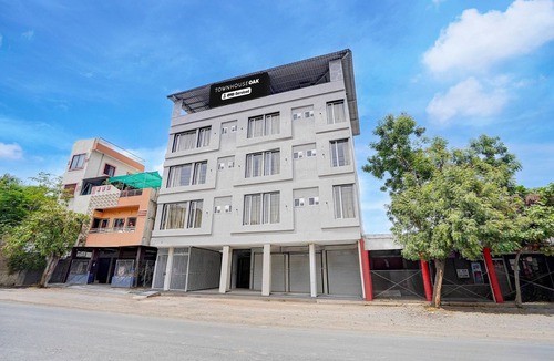 Ujjain House | Townhouse Oak Ujjain Railway Station