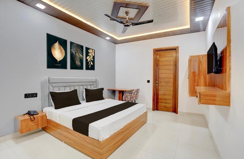 Noida Hotel | Townhouse Tuessday Suites Nearst Mr Bhatura Bala Sector 122